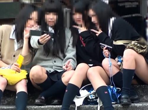 【盗撮】《パンチラ大量ゲットwww》JKがスマホに夢中になってお股がお留守！ドアップでロリパンティーのシミを捕らえます！