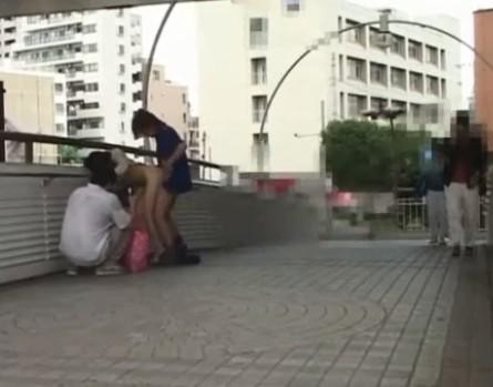《露出》道路で普通にセックスしてるんだがwww吹っ切れた女は全裸で商店街を歩き人だかりを作る！ドМ女いいなり調教！