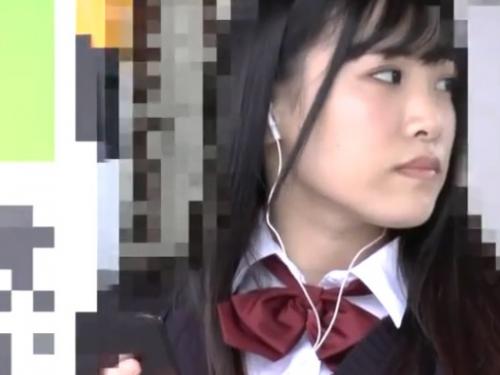【潮吹き】痴漢やべぇ！電車で制服JKにローター挿入！美少女パンチラ逆さ撮り盗撮アングルから手マン！【素人個人撮影】