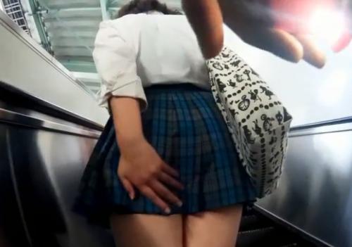 【盗撮】JKのスカートめくってみた。バレて逃げるはめになったがエロい水玉パンティーが撮れたので見てくれwww