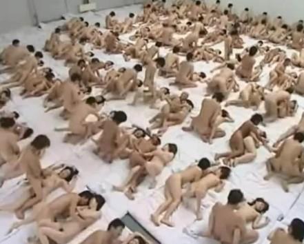 【500人でセックス】ギネスに挑戦！あり得ない密な状況！喘ぎ声とｸﾁｭｸﾁｭ音が鳴り響くエロい光景！【素人】