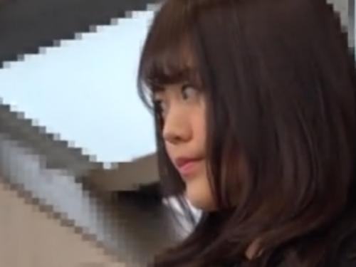 【本物痴漢】パンスト履いた美女のパイパンマンコをグチャグチャに手マンしまくって電車内で潮吹きさせてしまう鬼畜！
