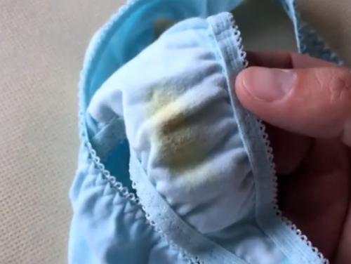 《シミ付きパンツ》一人暮らしの女子大生（超美少女）が出したゴミ袋の中から汚れたパンティーを見つけた！！！興奮不可避www