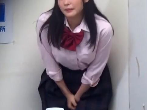 【お漏らし】絶叫おしっこでアクメを決めるJK達のトイレ盗撮！すさまじい勢いで噴出！