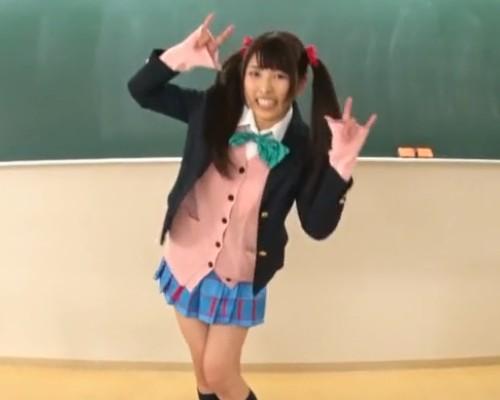 「にっこにっこにー♡」JKアイドルのコスプレ美少女がパンツ見せてくるwww実は痴女でオナネタになりたいらしいｗｗｗ
