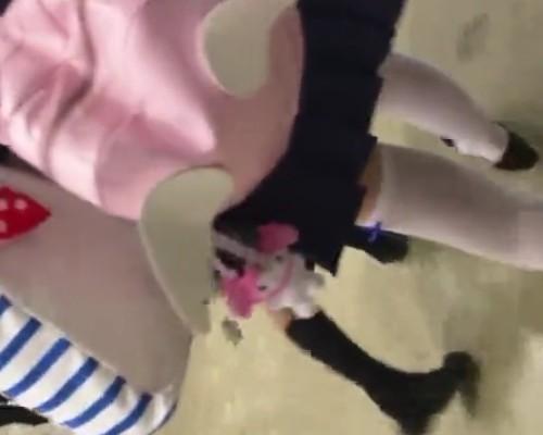 【盗撮】コミケ会場逆さ撮り！コスプレ美少女パンチラッシュアワーwww素人のエロがあふれる！