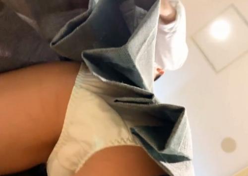 【盗撮】素人ギャルJKのパンチラ逆さ撮り個人撮影！制服ミニスカートの太もも美尻パンツ！