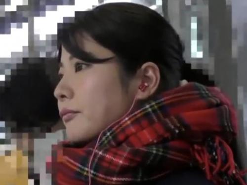 【痴漢】素人制服美少女JKに電車内でローター挿入！パンチラ盗撮逆さ撮り手マン！個人撮影流出ヤバイやつ！