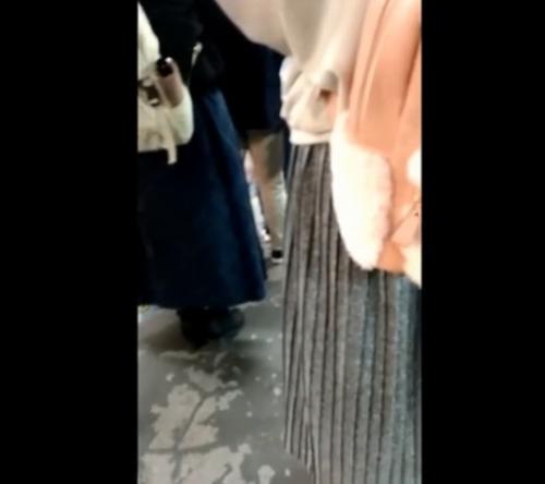 【痴漢】女子大生に満員電車で手コキさせる！逆さ撮りパンチラ盗撮赤外線手マン！素人個人撮影流出！