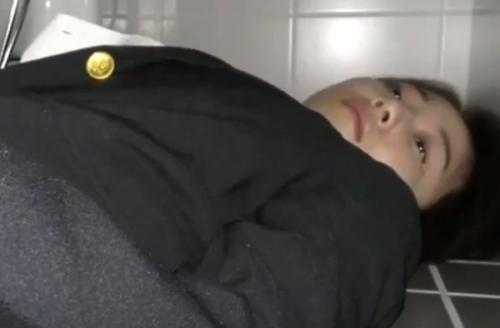 【素人】痴漢されてすっかり怯えたJKをトイレで押し倒し構わず中出しレイプ！鬼畜のハメ撮り逆さ撮りエロ動画！