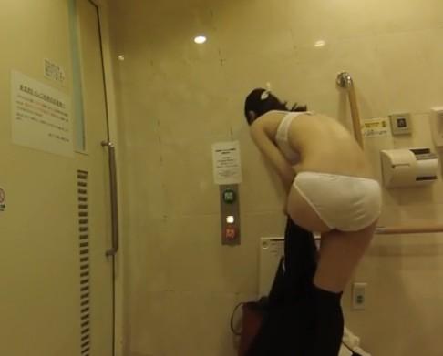 【盗撮】多目的トイレで着替えるJK！スレンダーな素人女子校生の下着姿は貴重過ぎるwww