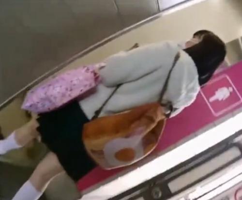 【素人JK痴漢レイプ】公衆トイレに入るロリ美少女に襲い掛かって無理やり手マンフェラ！肉棒ぶち込み中出しハメ撮り！