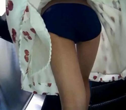 【盗撮】美人なお姉さんに声かけてスカートめくり！顔とパンツを見比べるエロ！