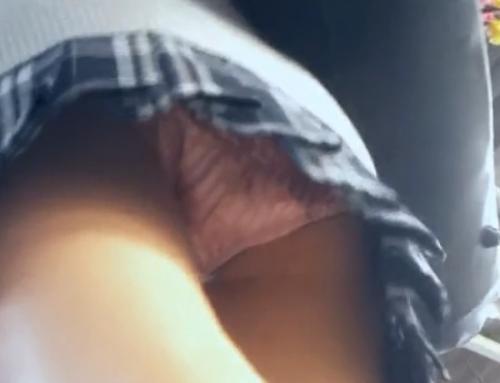 【パンチラ盗撮】ミニスカJKのスカートの中を逆さ撮り！素人制服美少女！