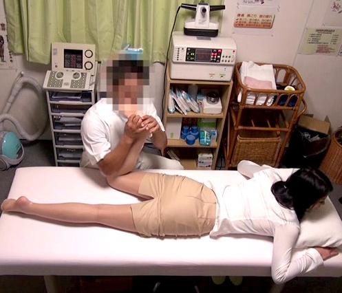 【マッサージ盗撮】美人OLたちがセクハラを受ける！マンコをいじられて潮吹きして絶叫する美女！