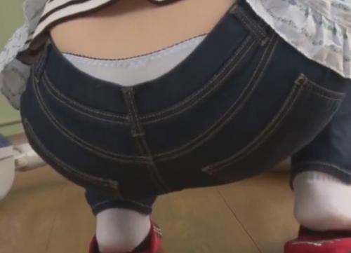 【ローライズパンチラ】人妻の尻がエロいのでチンポぶち込む！これ最高www四つん這いでピタパンのスレンダーな美尻を突き出す