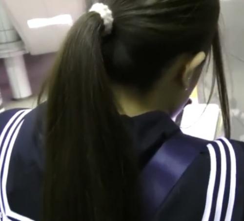 【JK痴漢】セーラー服ポニテ美少女に手マンをする！逆さ撮りパンチラ盗撮アングルで赤外線個人撮影！素人女子高生！