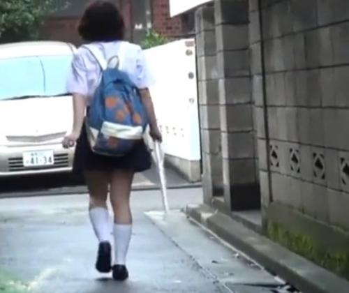 【レイプ】帰宅するロリJKの後をつけパンチラなど盗撮しながら家に着いた瞬間全力で覆いかかる強姦魔！