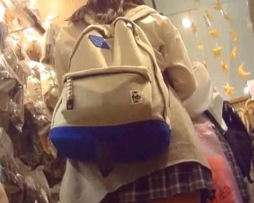 【盗撮】JK逆さ撮りパンチラ！予想外のカラフルパンティーに興奮せざるを得ない！