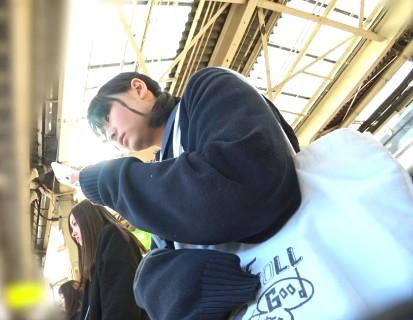 《パンチラ盗撮》素朴で清楚なJKのパンツを逆さ撮り！ムッチリ太もも☆食い込むパンティーのしわがエロいです！
