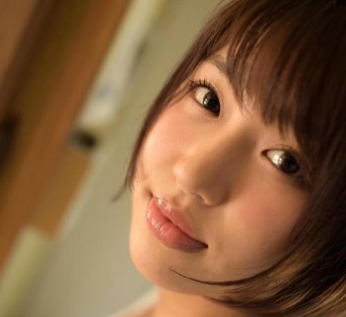 18歳のかわいい女の子がデビュー作からハードなプレイで潮吹きまくり！大声で感じてしまう！それがかわいい！