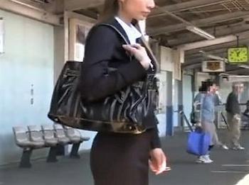 【OL×痴漢】モデルみたいな体型の制服のOLに粘着して満員電車で後ろから痴漢してみたwww