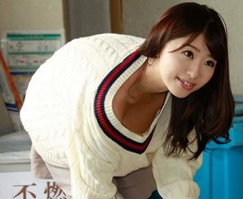 【胸チラ×人妻】ゴミ出しにきたノーブラ若奥様の巨乳がポロリ♪こんなの見ちゃったら我慢できませんww