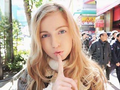 【外国人妻】お金が無いボクが、金髪ロリ美人妻と四畳半の自宅で生中だしSEXやれた