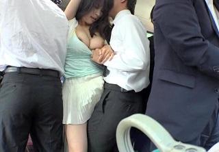 『爆乳痴漢』バス内でおっぱい女のお乳を鷲掴みにされてあえぐ人妻、エキサイトし立ちバックで挿入される