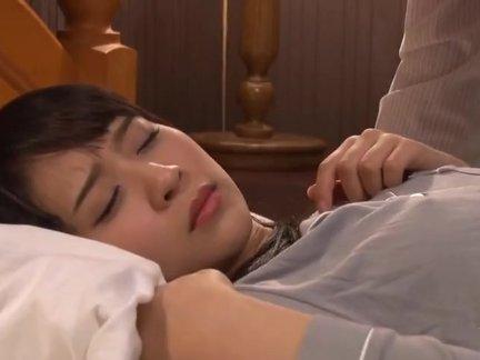 出張先のホテルにて予約ミスがあり、カワイイ部下・心花ゆらとツインのお部屋で宿泊する事に