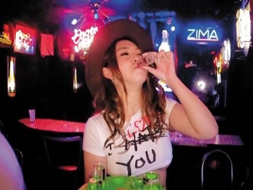 クラブに参加してる爆乳女子に酒入れて即ハメ！お客の目も気にとめず店内で膣内射精までｗ