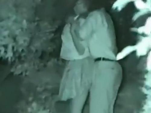 【高校カップル盗撮】学校帰りに発情したJKを公園で立ちバックする一般カップルのガチの隠し撮り動画がシロウト投稿で流出！
