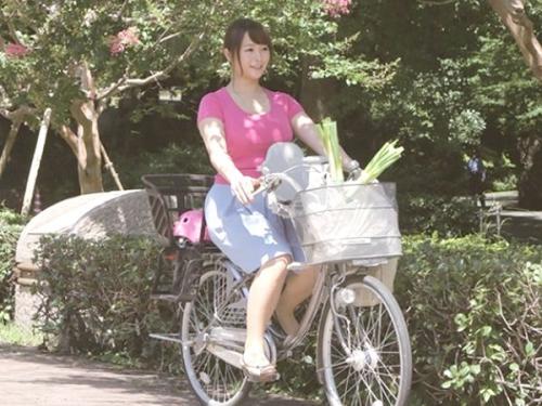 【白石茉莉奈】買物帰りの爆乳人妻がストーカーに駐輪場で強姦され、高速手マンでマン汁垂れ流し＆悲鳴FUCK