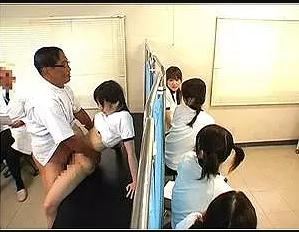 【JC】ただの健康診断だと思ってたら乳首も調べ始め……医者になりすましたおじさんに保健室で犯されちゃいました