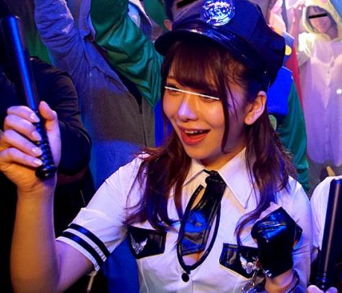 【ハロウィンコスプレ】クラブで婦警コスプレで浮かれてる女のコに容赦ない中出しsex!!周りに人がいる中犯される！