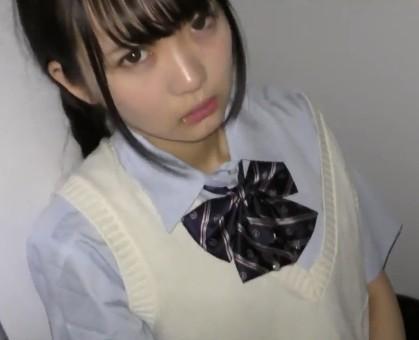 【痴漢】ロリ制服JKのパンツを盗撮！降りた後はトイレに連れ込んでフェラ抜きしてもらいましたwww