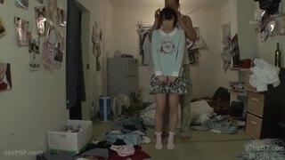 ちいちゃい娘にいたずらしてハメ撮りしたヤバい映像。貧乳パイズリも必見です。