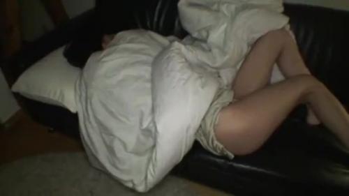 寝ちゃった奥さんにいきなり挿入！無理やりなのにだんだん気持ちよくなって喘ぎます。