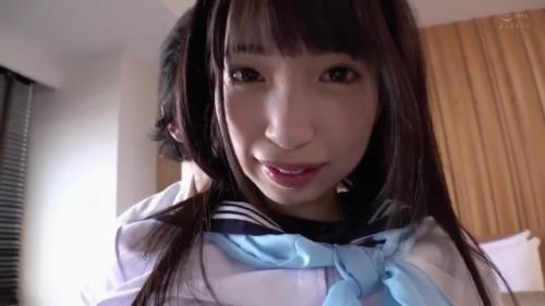 制服のロリ少女に中出します。感じてる顔がかわいいです。