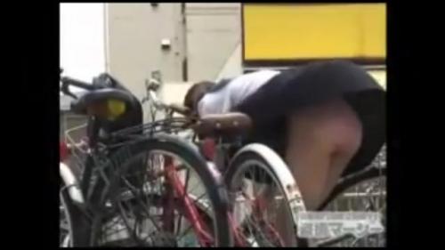 街中でいきなり突風の煽られてスカートが舞い上がる制服のJK達まとめ