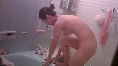 近所の気になっていたお姉さんが住む民家でシャワーの模様を隠し撮り！
