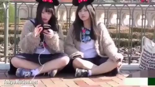 東京ディズニーランドに来ていたJK達のパンチラのまとめ