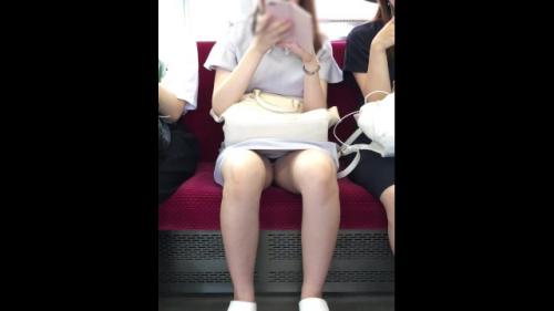 電車で対面に座った娘がスマホに夢中でズームでスカートの中を撮影しても気が付かない件