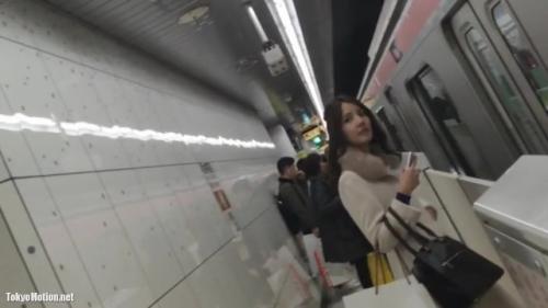 友人の結婚式帰りの綺麗なお姉さんを徹底マークして電車で座っているところをなんとか逆さ撮りできましたｗ