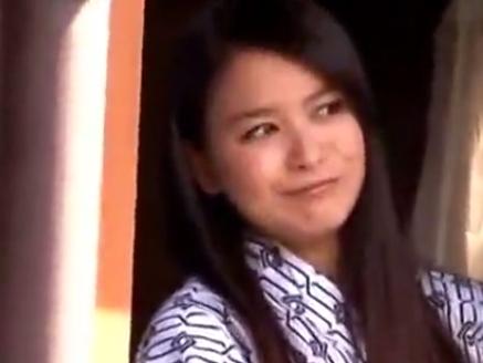 障子から突然生えて来たチンコが気になってとりあえずしゃぶってみる変態人妻w