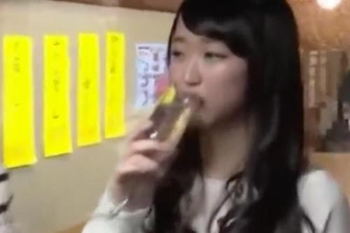 ナンパして居酒屋の店内でエッチなことを始める