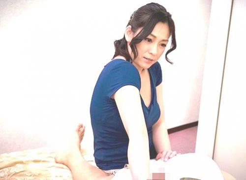 ＜熟女＞マッサージを頼んだら四十路のエロく熟れた女が来た。デカチン見せつけてその気にさせる！