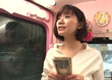 ＜素人＞白金でナンパした奥様がMM便にご乗車！謝礼をお渡しして足コキに挑戦！