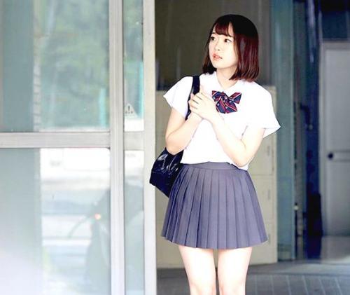 ＜美少女＞「…濡れた制服、若い肌をつたう雨、俺を求めてくる無垢な表情…。」駄目だと知りつつも生徒に手を出してしまった。