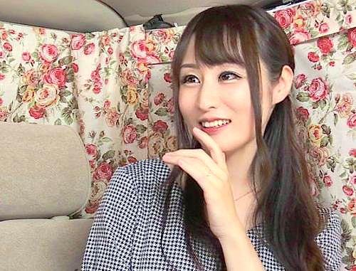 ＜素人ナンパ＞スレンダー熟女妻と中出しSEX！性生活の話に始まり下着、性感チェックを巧妙に遂行。下半身をさらけ出させる。